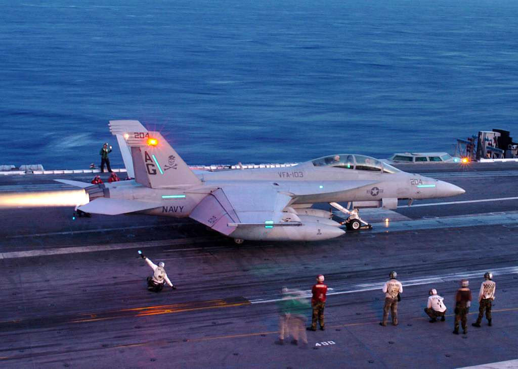 Theo thông tin được hãng truyền thông “ Navy Times” công bố, các máy bay chiến đấu F/A-18 Super Hornet của Hải quân Mỹ, được triển khai từ tàu sân bay USS Dwight D. Eisenhower đã sử dụng tên lửa không đối không tầm ngắn AIM-9X và tên lửa dẫn đường chống bức xạ (AARGM), lần đầu tiên trong các hoạt động chiến đấu chống lại lực lượng Houthi. Ảnh: PICRYL.