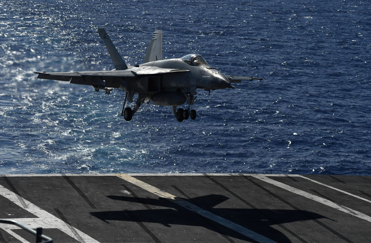 Super Hornet lần đầu tiên được giới thiệu vào cuối những năm 1990, từ đó F/A-18 Super Hornet đã trở thành một thành phần quan trọng của phi đội Không quân Hải quân Mỹ.