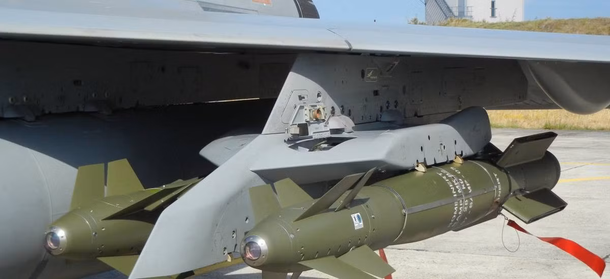 A2SM (tên khác là AASM Hammer) là loại bom có tổ hợp điều chỉnh và lập kế hoạch bay, tương tự như UMPC của Nga. Chúng được sản xuất bởi Công ty Safran của Pháp. Chúng dựa trên các loại bom rơi tự do thông thường, bao gồm Mk 82 nặng 250 kg và BLU 109 và Mk 8 nặng 1 tấn.