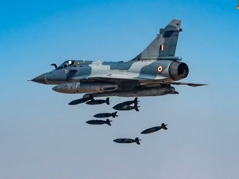 Mirage 2000D là máy bay chiến đấu của Pháp do công ty quân sự và quốc phòng Pháp Dassault Aviation sản xuất. Ukraine đã liên tục kêu gọi các đồng minh phương Tây hỗ trợ máy bay dưới dạng máy bay chiến đấu, bao gồm cả máy bay chiến đấu Dassault và F-16.