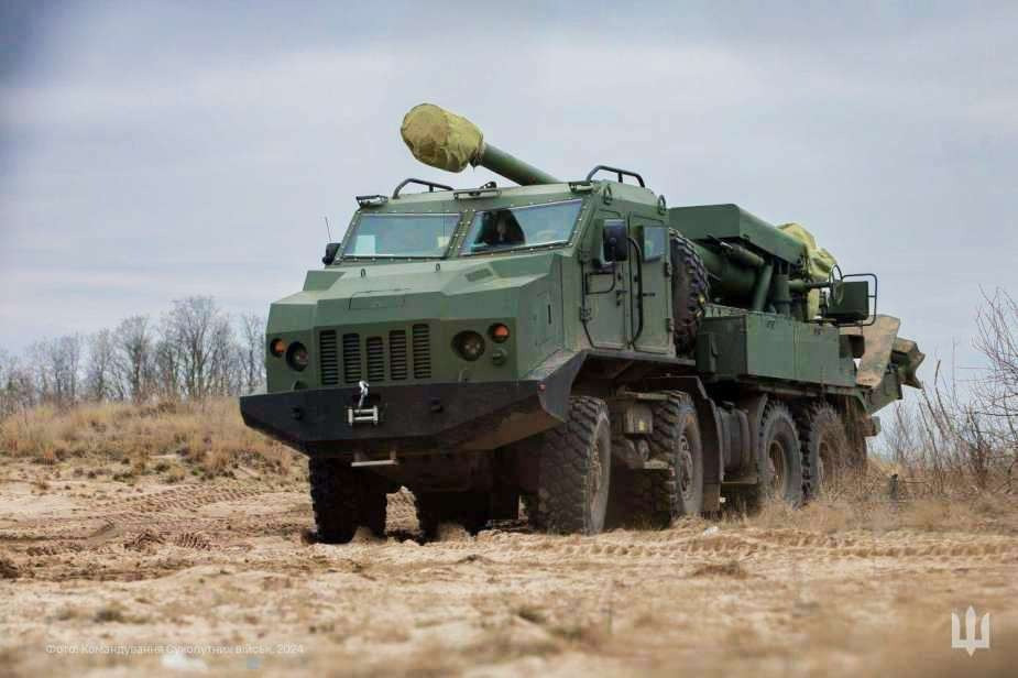 Hệ thống Bohdana 2.0 được coi là thành phần quan trọng trong chiến lược phòng thủ của Ukraine, khẩu pháo này là sự kết hợp giữa hỏa lực mạnh với khả năng cơ động đặc biệt. Bohdana 2.0 được thiết kế với pháo cỡ nòng 155 mm/52, được tối ưu hóa cho các cuộc giao tranh tầm xa và có thể triển khai trong thời gian ngắn. Ảnh: World Defence News.