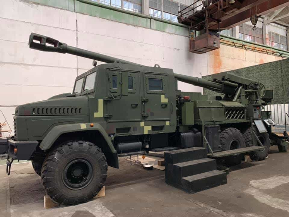 Hành động này đánh dấu sự chuyển đổi từ cỡ nòng truyền thống thời Liên Xô sang cỡ nòng 155 mm theo tiêu chuẩn NATO thể hiện sự thay đổi để đáp ứng các tiêu chuẩn quân sự phương Tây và cam kết thúc đẩy năng lực sản xuất quốc phòng trong nước của Ukraine. Ảnh: Militarnyi.