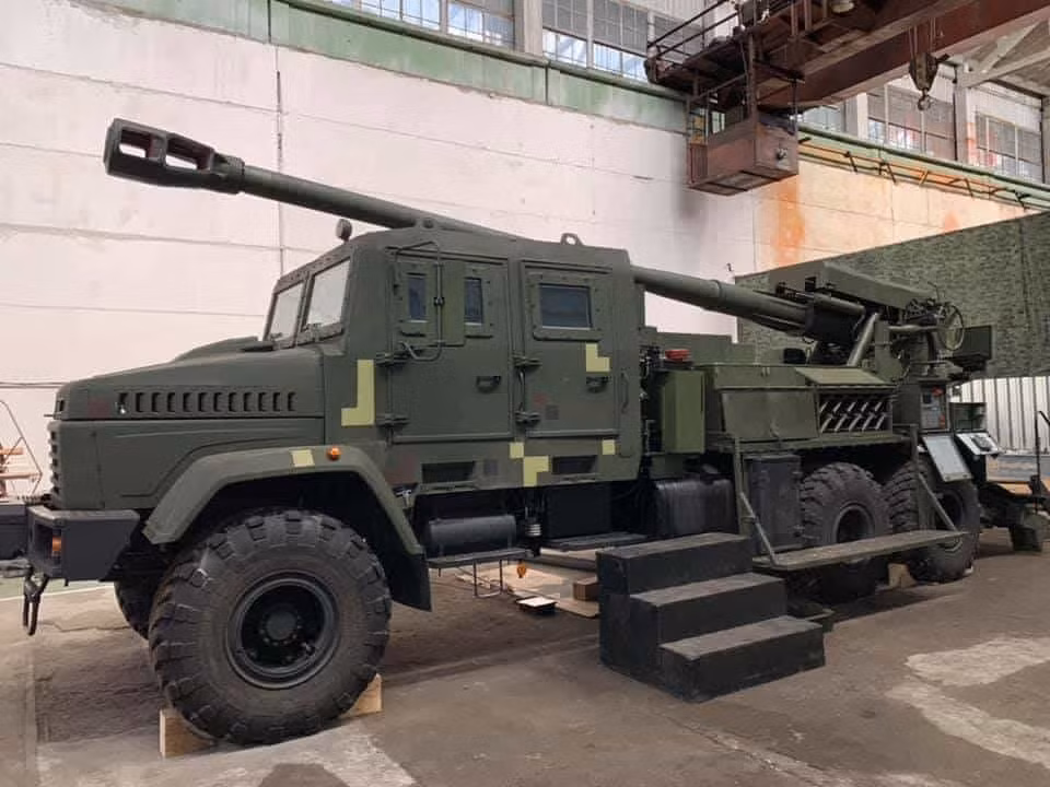 Hành động này đánh dấu sự chuyển đổi từ cỡ nòng truyền thống thời Liên Xô sang cỡ nòng 155 mm theo tiêu chuẩn NATO thể hiện sự thay đổi để đáp ứng các tiêu chuẩn quân sự phương Tây và cam kết thúc đẩy năng lực sản xuất quốc phòng trong nước của Ukraine. Ảnh: Militarnyi.