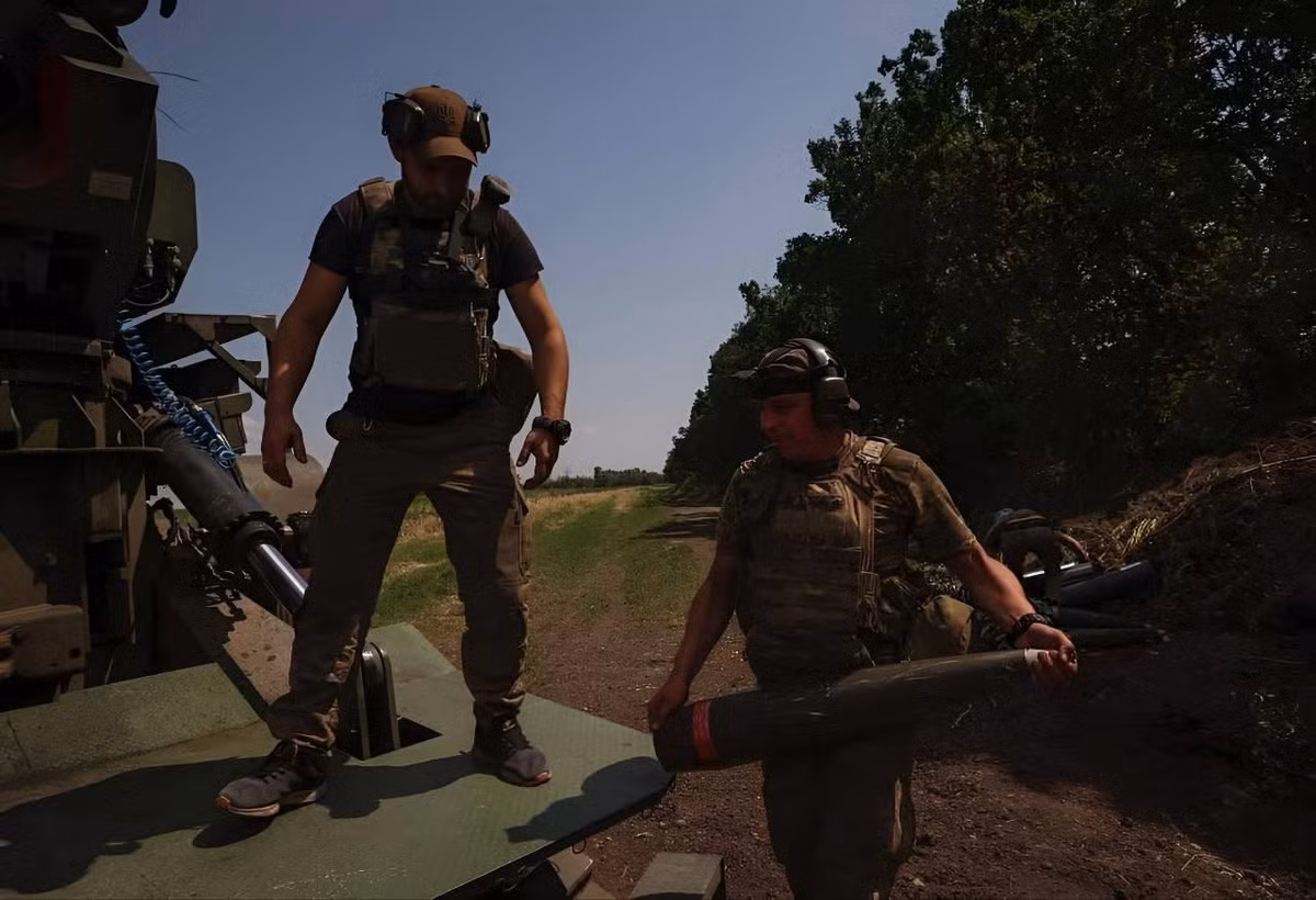 Về khả năng chiến đấu, phiên bản 2.0 có thể bắn đạn dẫn đường chính xác M982 Excalibur 155mm của Mỹ. Ngoài ra, hệ thống điều khiển hỏa lực được vi tính hóa đã được lắp đặt trên khung xe, cho phép nhắm mục tiêu và theo dõi mục tiêu tự động. Lực lượng Ukraine cũng đã tăng cường hệ thống hỏa lực để đảm bảo hiệu quả trên các địa hình khác nhau.