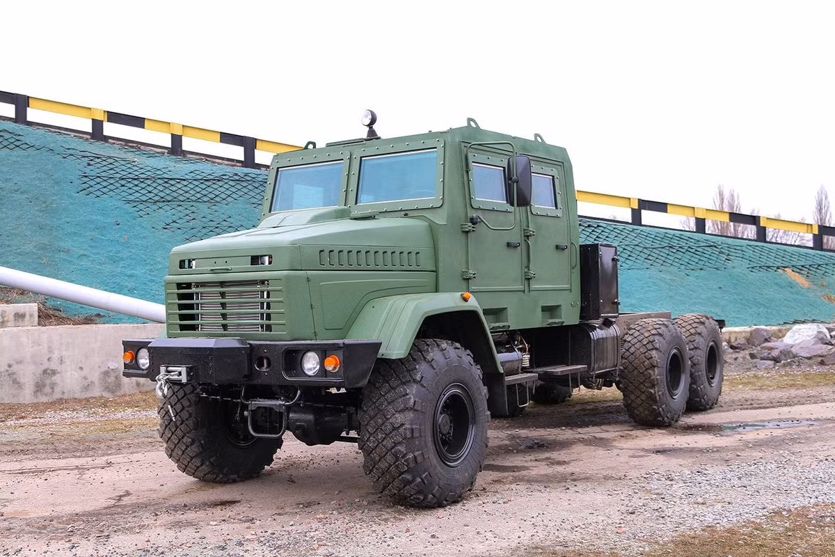 Hành trình phát triển 2S22 Bohdana được khởi xướng vào năm 2015, trải qua quá trình thử nghiệm và cải tiến rộng rãi, Bohdana 2.0 hiện được triển khai tích cực trong các lữ đoàn tinh nhuệ của Ukraine. Hệ thống này được gắn trên khung gầm xe tải MAZ-6317, được trang bị cabin bọc thép để tăng cường khả năng bảo vệ tổ lái.