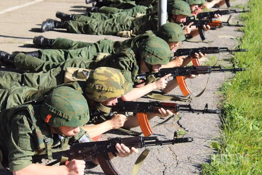 Đây là một phần trong nỗ lực của Cơ quan An ninh Liên bang Nga (FSB) để phát triển đội ngũ bảo vệ an ninh và biên giới quốc gia. Chương trình đào tạo tại đây bao gồm các khóa học về quân sự, chiến thuật, luật pháp và các kỹ năng cần thiết cho nhiệm vụ biên phòng. Ảnh: Valentin Egorshin.