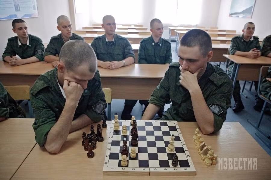 Đây là cách để họ duy trì sự cân bằng giữa học tập, huấn luyện và giải trí, đồng thời chuẩn bị tốt nhất cho nhiệm vụ bảo vệ tổ quốc trong tương lai.