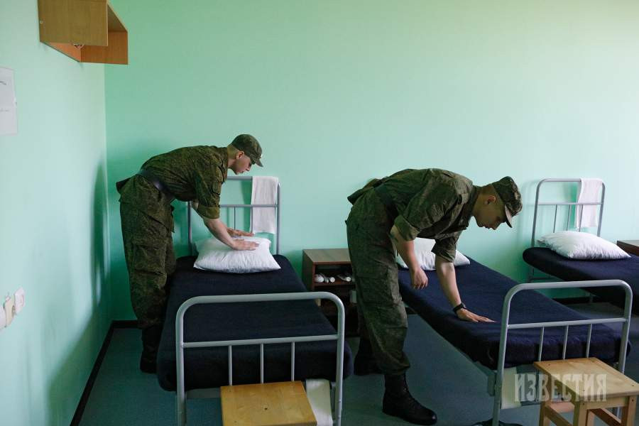 Tất cả các học viên sống và học tập trong các doanh trại, nhưng vẫn có quyền nghỉ phép. Lịch trình hàng ngày của họ theo khuôn mẫu quân đội, bắt đầu từ 6:30 sáng.