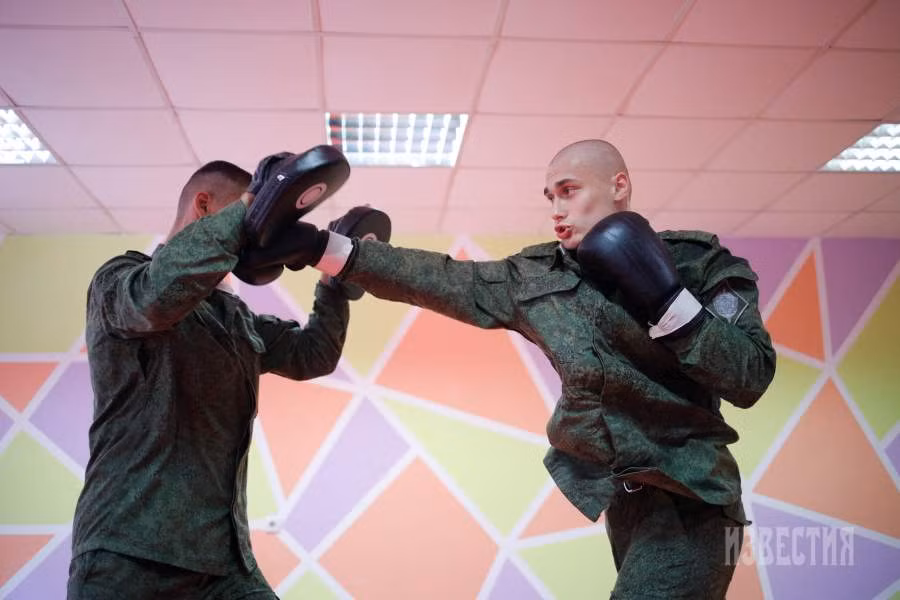 Chương trình học bao gồm các môn học chung như ngôn ngữ, toán học và khoa học tự nhiên, cũng như các khóa học tự chọn với các môn chuyên sâu.