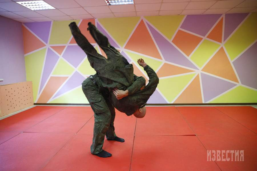 Các buổi tập thể dục trong phòng tập luôn được bổ sung bằng các hoạt động ngoài trời. Các chiến sĩ không chỉ học các kỹ năng sử dụng vũ khí một cách thực tế, mà còn tham gia vào các bài học lý thuyết trong lớp học.