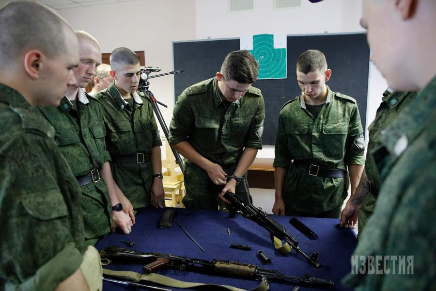 Học viên được tuyển chọn kỹ lưỡng theo tiêu chuẩn cao về sức khỏe, phẩm chất đạo đức và lý lịch chính trị. Tại đây họ không chỉ hoàn tất chương trình giáo dục phổ thông mà còn được trang bị những kiến thức chuyên môn liên quan đến nghề nghiệp tương lai.