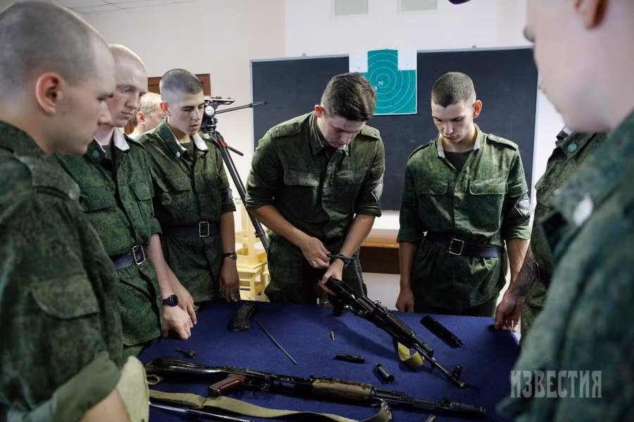 Học viên được tuyển chọn kỹ lưỡng theo tiêu chuẩn cao về sức khỏe, phẩm chất đạo đức và lý lịch chính trị. Tại đây họ không chỉ hoàn tất chương trình giáo dục phổ thông mà còn được trang bị những kiến thức chuyên môn liên quan đến nghề nghiệp tương lai.