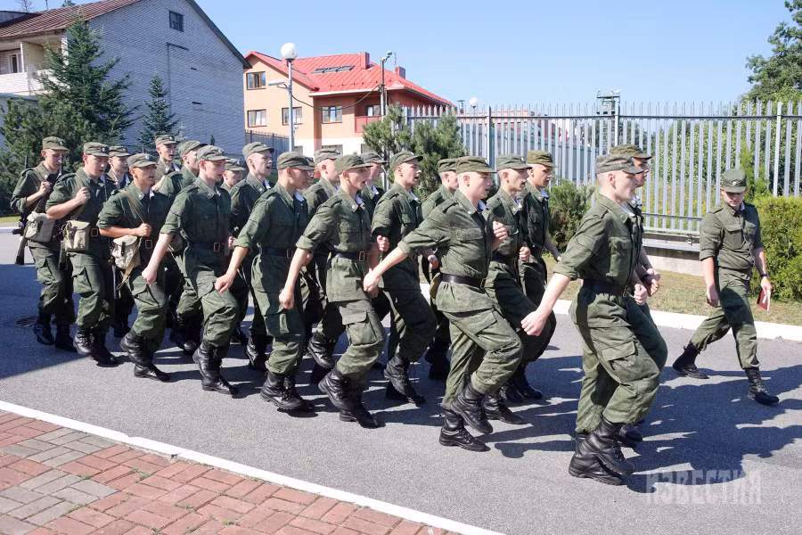 Các học viên được chia thành các nhóm học tập, mỗi nhóm không vượt quá 25 người. Để đảm bảo thể lực và sự sẵn sàng chiến đấu, việc rèn luyện thể chất được chú trọng đặc biệt.