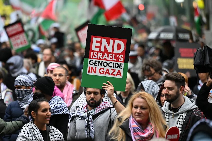 Những người biểu tình đã thể hiện sự giận dữ và yêu cầu Israel chấm dứt cuộc chiến ở Gaza. Họ gọi cuộc chiến của Israel tại Gaza là “diệt chủng” và kêu gọi hành động toàn cầu. Ảnh: Người dân diễu hành trong một cuộc biểu tình ủng hộ Gaza và Lebanon tại Thư viện Quốc gia Victoria ở Melbourne, Úc. Ảnh: EPA.