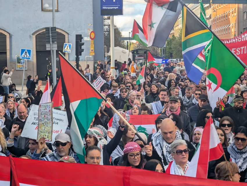 Những người biểu tình tại Stockholm, Thụy Điển, cầm cờ Palestine và Lebanon để phản đối các cuộc tấn công của Israel vào Gaza và Lebanon. Hàng trăm người đã tuần hành từ Odenplan đến Đại sứ quán Israel tại Stockholm. Những khẩu hiệu “Ngừng tấn công Lebanon” và “Trả tự do cho Palestine” vang lên khắp nơi. Ảnh: Anadolu.