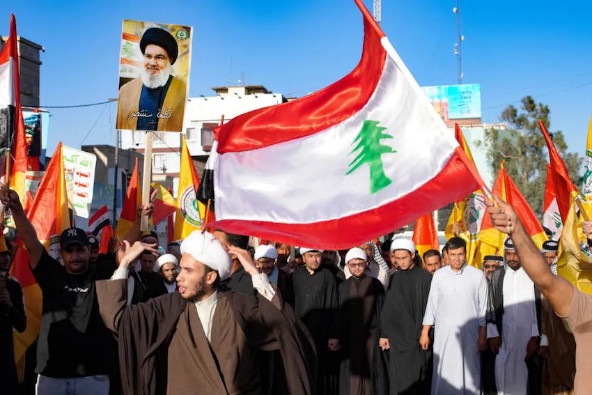 Người dân vẫy cờ Lebanon và Iraq để thể hiện tình đoàn kết với Lebanon tại thành phố thánh địa Najaf. Ảnh: AJ.