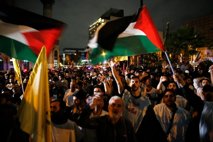 Hàng trăm người tập trung tại quảng trường Palestine ở Tehran (Iran) để biểu tình phản đối cuộc tấn công của Israel vào Lebanon. Ảnh: Anadolu.