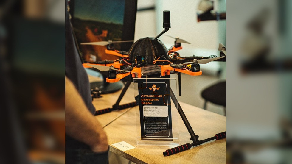 Những chiếc UAV trinh sát của Stratim đáp ứng tốt các yêu cầu của Quân đội Nga. Chiếc UAV Voron (Raven) sẽ được phóng đầu tiên để tạo ra một sơ đồ quang học trực giao. Nó có thể bay ở độ cao lên tới 500 mét và mất 30 phút để thực hiện nhiệm vụ. UAV này khá cơ động và có thể đạt tốc độ trên 40km/h. Nó được sử dụng để lập bản đồ địa hình và các tòa nhà.