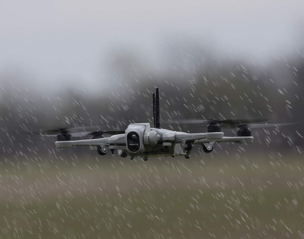 Sau đó, UAV Vorobey (Chim sẻ) sẽ bay lên bầu trời, nó rất giống với máy bay không người lái Quadrotor Mavic. Công cụ chính là một chiếc máy ảnh có khả năng zoom 6x, đủ để nhìn thấy vị trí của đối phương một cách rõ nét.