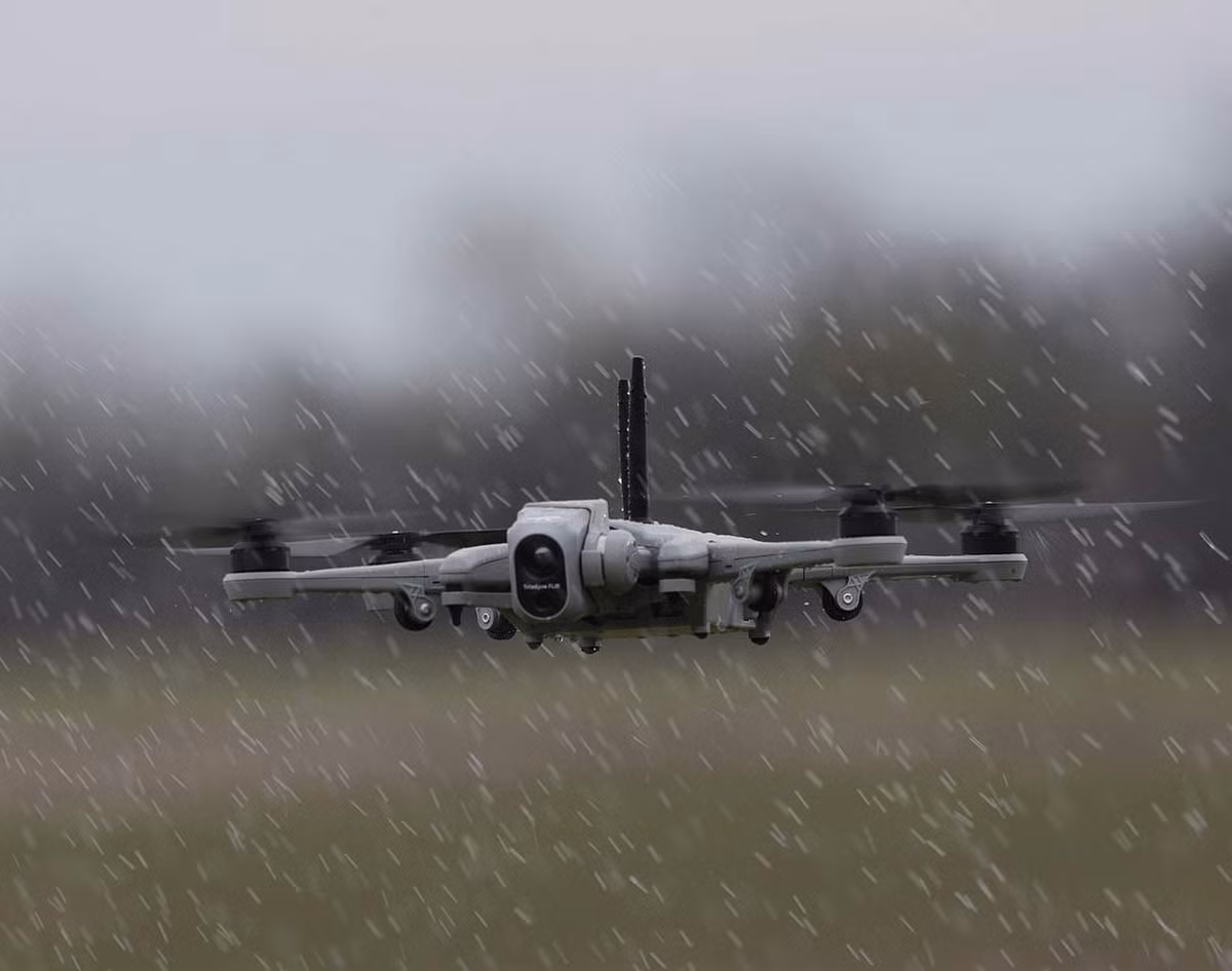 Sau đó, UAV Vorobey (Chim sẻ) sẽ bay lên bầu trời, nó rất giống với máy bay không người lái Quadrotor Mavic. Công cụ chính là một chiếc máy ảnh có khả năng zoom 6x, đủ để nhìn thấy vị trí của đối phương một cách rõ nét.