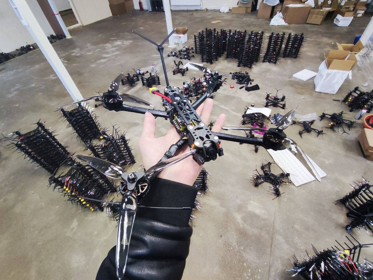 Chia sẻ vấn đề này với Russia Today, người sáng lập văn phòng thiết kế Stratim cho biết, các máy bay không người lái mới sẽ tấn công bộ binh và trang thiết bị của đối phương một cách hiệu quả. Ông cho biết thêm, nhóm Stratim cũng đang phát triển thiết bị điều hướng chống nhiễu và cải thiện mô-đun liên lạc. Ảnh: EurAsian Times.