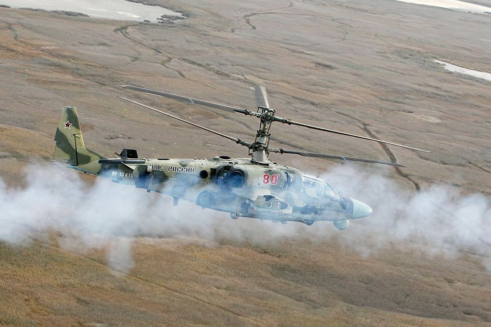 Đồng thời, Quân đội Nga còn điều động trực thăng vũ trang Ka-52 và Mi-28N phóng tên lửa và tấn công vào các vị trí phòng thủ kiên cố của Ukraine. Dưới sự tấn công bao trùm của Quân đội Nga, sức chiến đấu của Quân đội Ukraine bị tiêu hao rất nghiêm trọng.