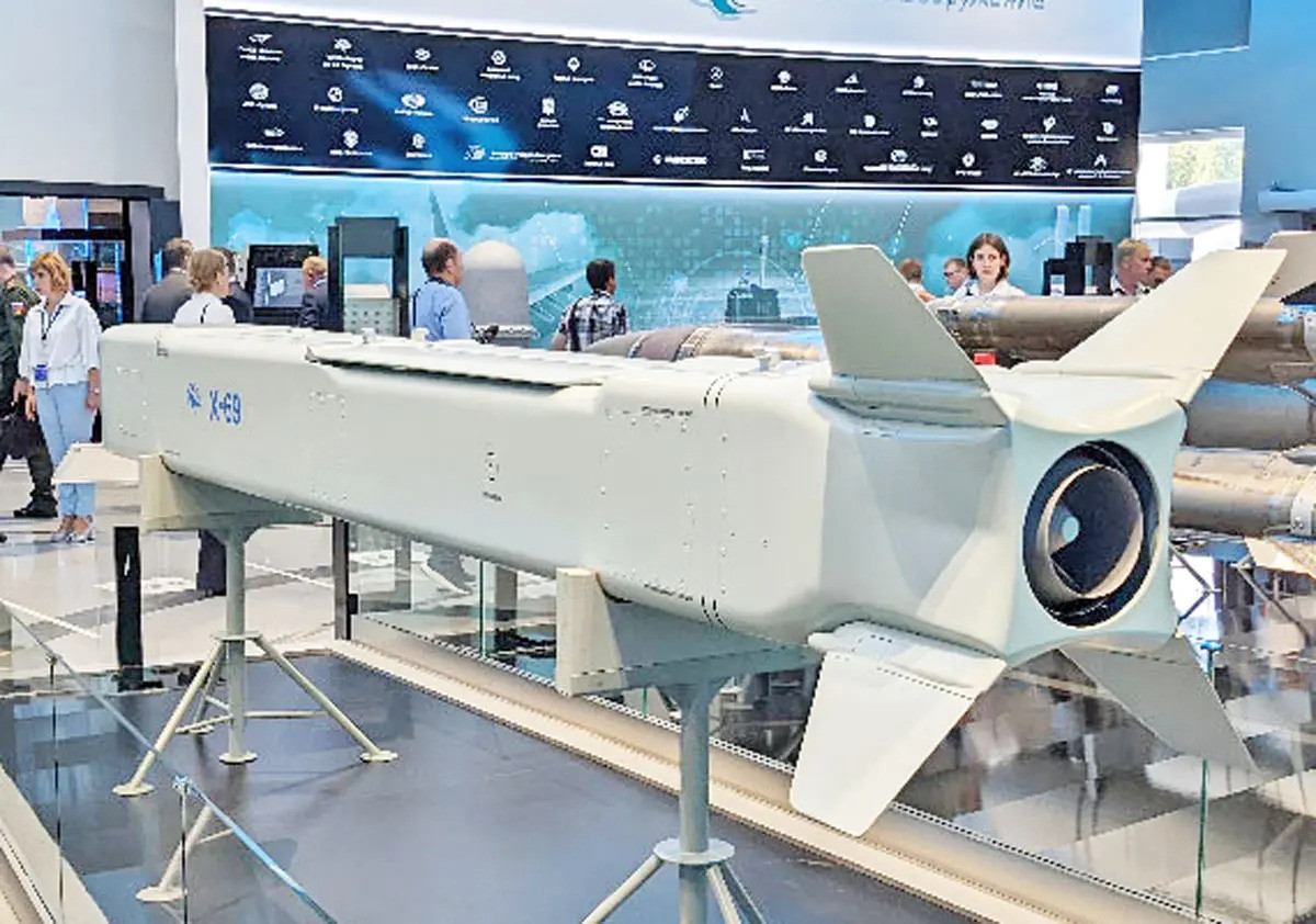 Với tầm bắn hiệu quả lên đến 400 km từ điểm phóng, X-69 có thể tấn công các mục tiêu chiến lược với độ chính xác cao nhờ hệ thống dẫn đường tiên tiến, kết hợp dẫn đường vệ tinh và cảm biến hồng ngoại để bay ở tầm thấp.