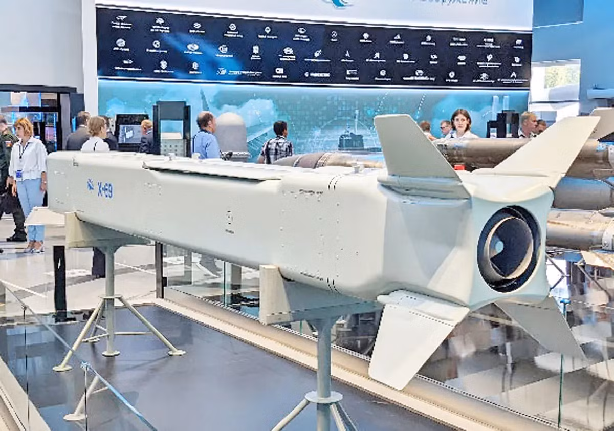 Với tầm bắn hiệu quả lên đến 400 km từ điểm phóng, X-69 có thể tấn công các mục tiêu chiến lược với độ chính xác cao nhờ hệ thống dẫn đường tiên tiến, kết hợp dẫn đường vệ tinh và cảm biến hồng ngoại để bay ở tầm thấp.