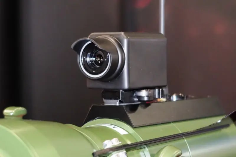 Nếu phiên bản cũ chỉ có thể “cảm nhận” một chiếc xe tăng đang đi chuyển và kích hoạt đầu đạn mà không xác định được khoảng cách cụ thể. Tuy nhiên, PARM NextGen lại vượt trội hơn với khả năng kích hoạt vụ nổ vào thời điểm tối ưu, đảm bảo hiệu quả cao hơn và khả năng tiêu diệt mục tiêu chính xác hơn.