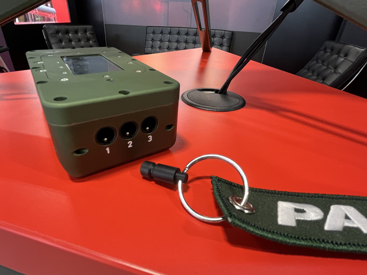 Với phạm vi lên đến vài trăm mét, mỗi bộ điều khiển có thể tương tác với tối đa 3 quả mìn. Điều này cho phép người dùng thiết lập một bãi mìn thông minh trước các vị trí phòng thủ.