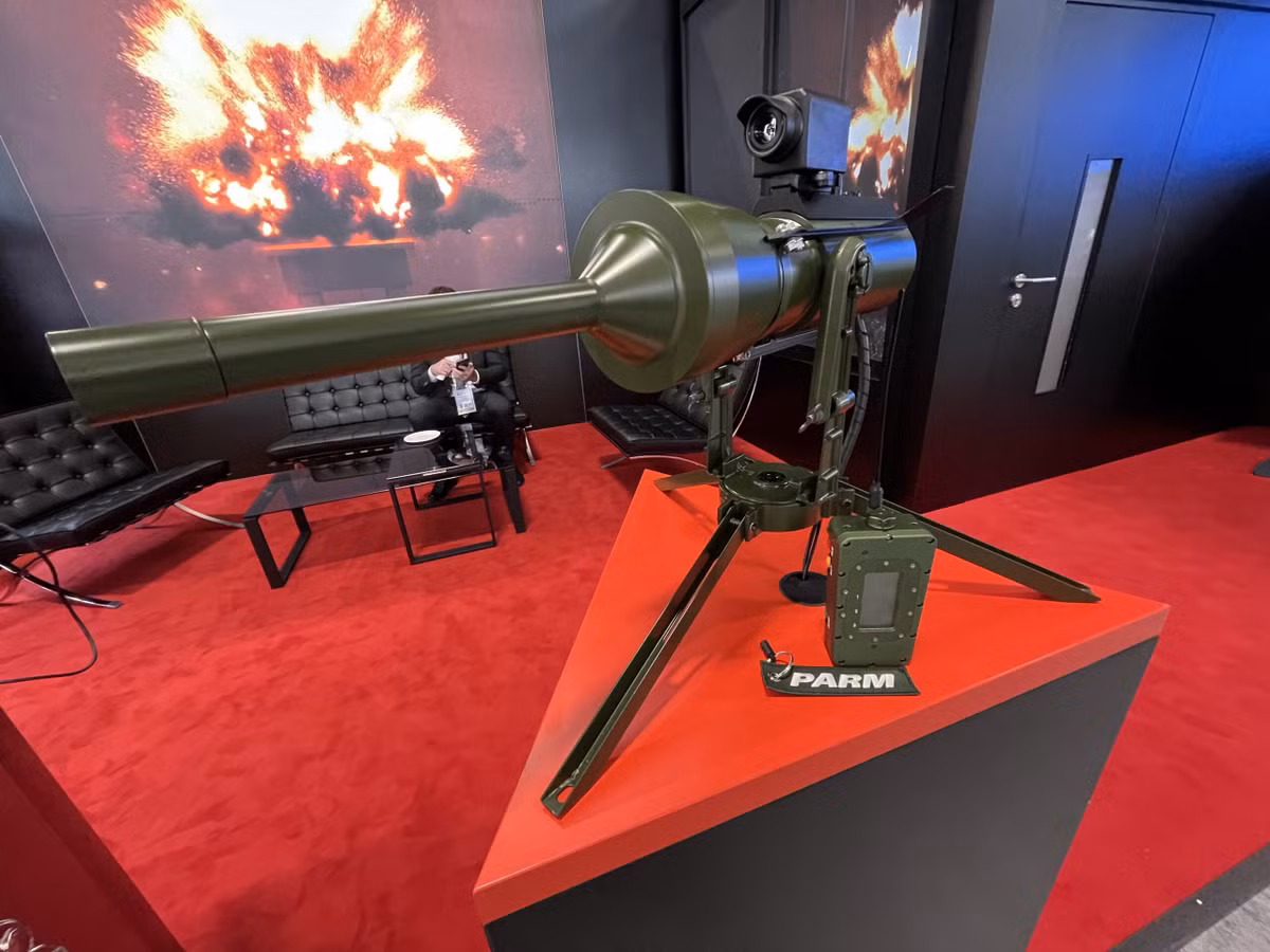 Thay vì dây kéo khởi động ban đầu, nó được cài đặt bộ cảm biến kích hoạt, bao gồm cảm biến rung, âm thanh, hồng ngoại. Điều này cho phép loại mìn thế hệ mới phân biệt mục tiêu tốt hơn và tăng tầm hoạt động.