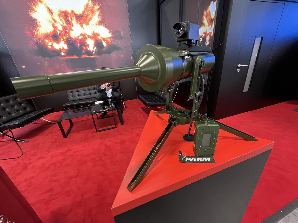 Thay vì dây kéo khởi động ban đầu, nó được cài đặt bộ cảm biến kích hoạt, bao gồm cảm biến rung, âm thanh, hồng ngoại. Điều này cho phép loại mìn thế hệ mới phân biệt mục tiêu tốt hơn và tăng tầm hoạt động.