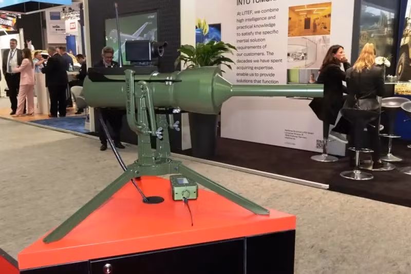 Khi phương tiện cuối cùng rời đi, bãi mìn vẫn an toàn và có thể được kích hoạt để đối phó với các đơn vị đối phương tiến công. Việc điều khiển bằng sóng vô tuyến không chỉ đảm bảo an toàn mà còn tạo ra khả năng bẫy đối phương, kích hoạt mìn vào các thời điểm khác nhau để gây thiệt hại tối đa.