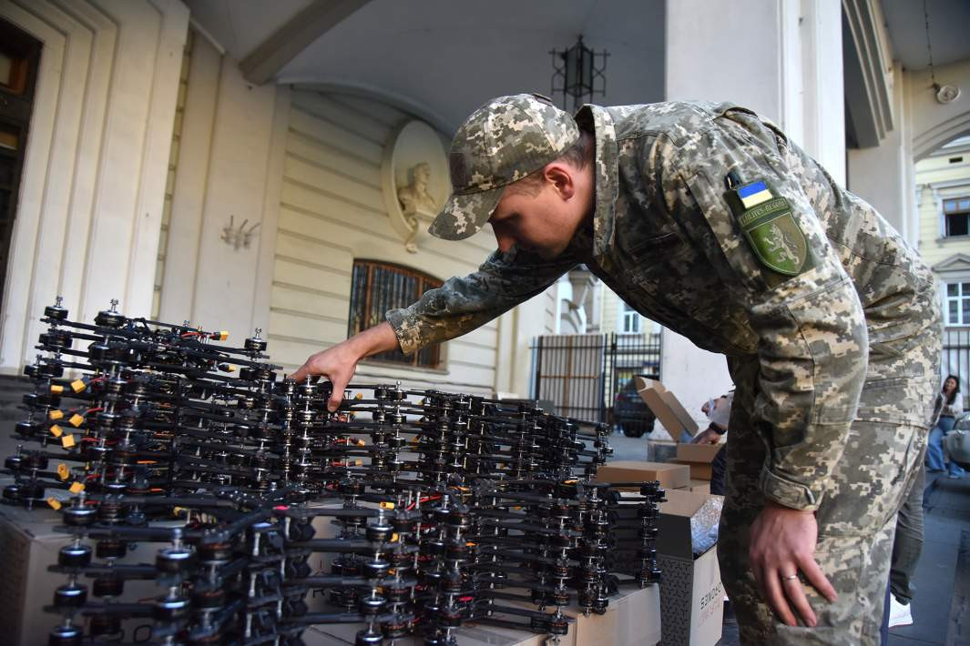 Atlas Aerospace thường sản xuất các UAV cỡ nhỏ, chuyên đối phó với hệ thống tác chiến điện tử (EW) nhỏ. Trong cuộc chạy đua vũ trang liên tục, Atlas theo dõi rất kỹ các hệ thống mới của đối phương, thường xuyên trao đổi với binh lính để liên tục cập nhật và điều chỉnh công nghệ sản xuất của mình. Giám đốc Atlas Aerospace cho biết, tuổi thọ của một UAV quan sát nhỏ thường là vài chục lần bay, UAV lớn hơn là 4-5 lần bay. Do đó, nhu cầu về các UAV mới luôn tăng. (Ảnh: Getty Images/Anadolu Agency).