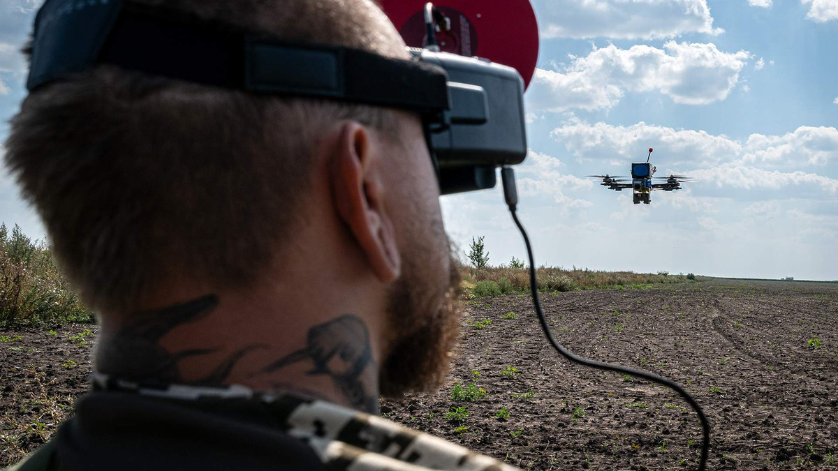 Mặc dù có nhiều ưu điểm vượt trội, UAV FPV của Atlas Aerospace lại tiềm ẩn nhiều rủi ro cho người điều khiển vì họ thường phải ở gần thiết bị, đôi khi chỉ cách vài km, trong khu vực có mìn, tay súng bắn tỉa và pháo kích của đối phương. Trong một số trường hợp, đối phương cũng có thể chiếm quyền chỉ huy UAV. (Ảnh: Getty Images/Anadolu Agency).