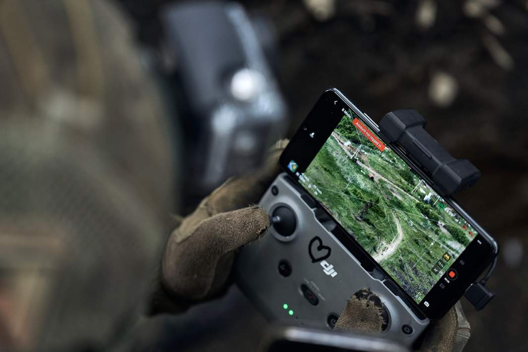 Để khắc phục vấn đề lớn nhất liên quan đến người điều khiển, nhà sản xuất Latvia đang nghiên cứu việc tích hợp trí tuệ nhân tạo để tự động dẫn UAV tới mục tiêu, nâng hiệu quả chiến đấu lên 50%. (Ảnh: Getty Images/Libkos).