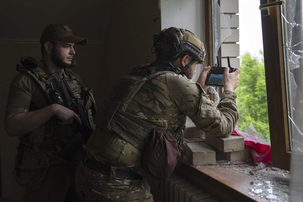 Các UAV góc nhìn thứ nhất (FPV) truyền hình ảnh trực tiếp và được điều khiển bởi người vận hành đang rất tiềm năng, và sẽ là ưu tiên hàng đầu cho đợt giao hàng năm nay. Atlas Aerospace đã bán 1.057 chiếc UAV cho các lực lượng Ukraine, 100 chiếc là quà tặng riêng của hãng này cho Kiev. (Ảnh: AP Photo/Efrem Lukatsky).