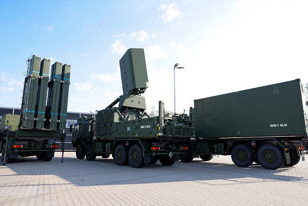 Dự án thay thế S-300 và R-27 là một phần trong chiến lược dài hạn của phương Tây nhằm duy trì năng lực phòng không của Ukraine. Tuy nhiên, các chuyên gia nhận định, sẽ mất từ 5 đến 10 năm để hoàn thành từ ý tưởng đến triển khai thực tế trên chiến trường. Ảnh: Tên lửa IRIS -T/Reuters. 