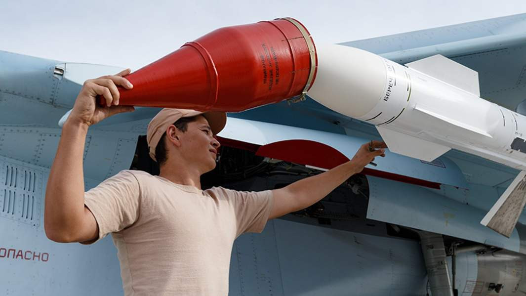 Các tên lửa R-27 mà Ukraine vẫn đang sử dụng cũng là di sản từ thời Liên Xô. Tại Ukraine, việc sản xuất R-27 do công ty "Artem" thực hiện, với các nhà máy đặt chủ yếu tại Kiev. Những nhà máy này thường trở thành mục tiêu tấn công của Nga. Ảnh: Tên lửa R-27/Bộ Quốc phòng Nga.