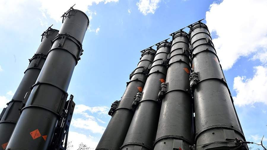 Ngoài ra, phương án khác có thể là tạo ra một "nồi súp thập cẩm" từ các thành phần của nhiều hệ thống khác nhau, bao gồm các radar, tên lửa và phương tiện vận chuyển từ các quốc gia khác nhau. Tuy nhiên, điều này cũng đòi hỏi nhiều năm thiết kế, thử nghiệm và sản xuất. Ảnh: Hệ thống S-300/Ria Novosti.