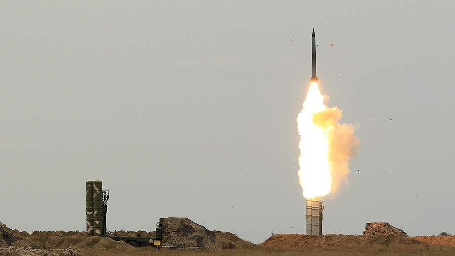 Trước đó, nhiều phương tiện truyền thông phương Tây đã đề cập rằng Ukraine gặp khó khăn trong việc thay thế các hệ thống tên lửa phòng không do Liên Xô sản xuất bằng các hệ thống phương Tây do chi phí cao và sự phức tạp trong việc vận hành. Hơn nữa, các quốc gia phương Tây gần như đã cạn kiệt kho dự trữ các hệ thống và tên lửa do Liên Xô sản xuất, khiến tình hình của Ukraine trở nên khó khăn hơn. Ảnh: Hệ thống S-300/Commons.wikimedia.org .