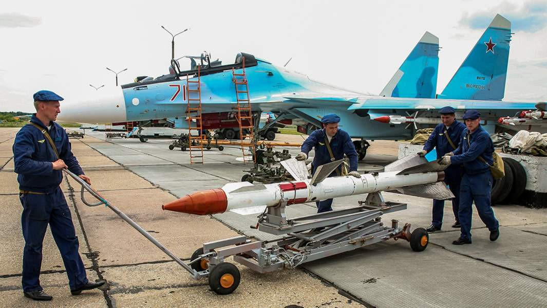 Theo thông báo của Lầu Năm Góc, Mỹ cùng châu Âu và Ukraine đang tiến hành phát triển các hệ thống thay thế cho hệ thống tên lửa phòng không S-300 và các tên lửa hàng không R-27. Vậy dự án này có gì đặc biệt và khi nào nó có thể hoàn thành? Ảnh: Tên lửa R-27/Bộ Quốc phòng Nga.