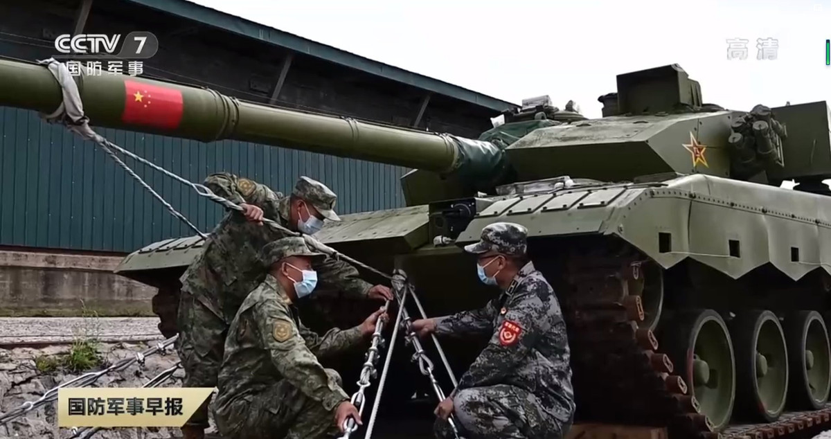 Các nhà khoa học Trung Quốc đã tiến hành thử nghiệm toàn diện về tiềm năng của vũ khí động năng (KEW) chống lại xe tăng quân sự Mỹ, cuộc thử nghiệm cho thấy một phát bắn có thể vô hiệu hóa xe tăng ngay cả khi không có thiệt hại bên ngoài rõ ràng.