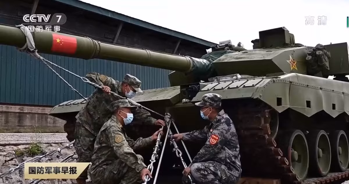 Các nhà khoa học Trung Quốc đã tiến hành thử nghiệm toàn diện về tiềm năng của vũ khí động năng (KEW) chống lại xe tăng quân sự Mỹ, cuộc thử nghiệm cho thấy một phát bắn có thể vô hiệu hóa xe tăng ngay cả khi không có thiệt hại bên ngoài rõ ràng.