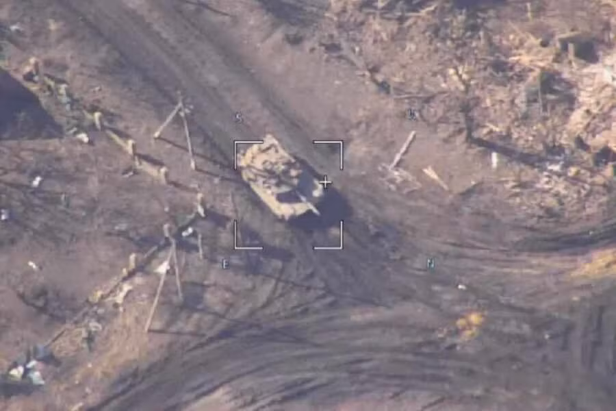 Theo cảnh quay từ máy bay không người lái, chiếc xe tăng Abrams đã bị tiêu diệt bởi hai phát đánh. Phát đầu tiên là do tên lửa chống tăng bắn trúng, còn phát thứ hai là do máy bay không người lái FPV. Đó là lý do tại sao các tuyên bố của Bộ Quốc phòng Nga có thể đề cập đến chiếc xe tăng thứ hai bị tiêu diệt gần Avdiivka. Ảnh: Pravda.