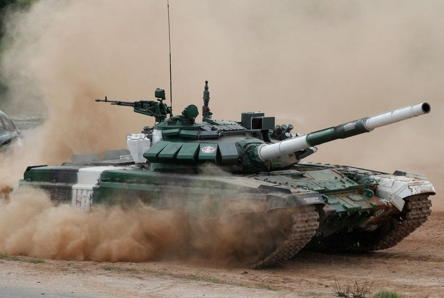 Về hỏa lực, M1 Abrams được trang bị pháo nòng trơn 120 mm, có khả năng bắn nhiều loại đạn khác nhau. Ngược lại, T-72B3 sử dụng pháo nòng trơn 125 mm có thể bắn tên lửa chống tăng dẫn đường, mang lại cho nó một lợi thế riêng.