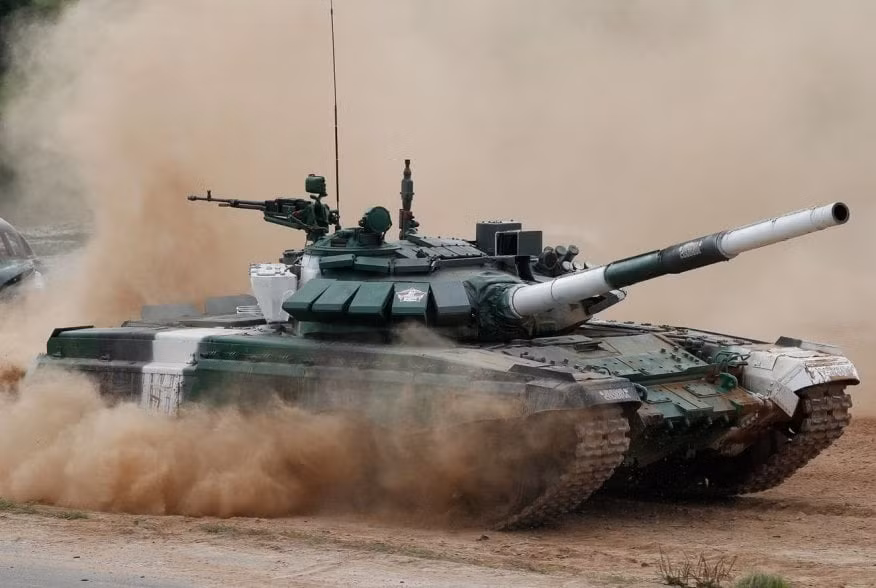 Về hỏa lực, M1 Abrams được trang bị pháo nòng trơn 120 mm, có khả năng bắn nhiều loại đạn khác nhau. Ngược lại, T-72B3 sử dụng pháo nòng trơn 125 mm có thể bắn tên lửa chống tăng dẫn đường, mang lại cho nó một lợi thế riêng.