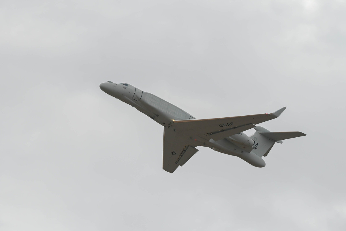 Máy bay mới được giao cho Phi đoàn tác chiến điện tử số 55 và Phi đoàn tác chiến điện tử số 43 của Không quân Mỹ vận hành. Việc giao hàng này cho phép phi hành đoàn ACC bắt đầu lập kế hoạch đào tạo phi công trên EA-37B, qua đó tăng cường hơn nữa khả năng sẵn sàng chiến đấu.