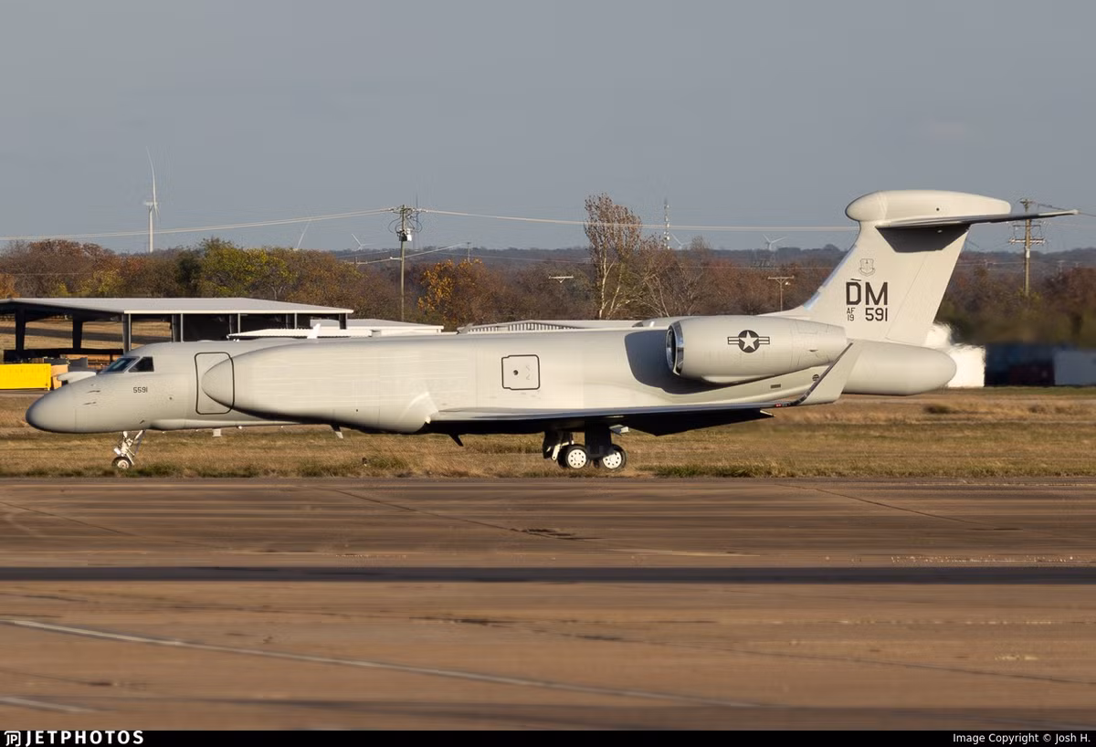 EA-37B Compass Call được xem là một nền tảng tác chiến điện tử trên không, tiên tiến mà Không quân Mỹ đang cần. Nó được chế tạo dựa trên phiên bản cải tiến của máy bay phản lực Gulfstream G550. Ảnh: Jetphotos.