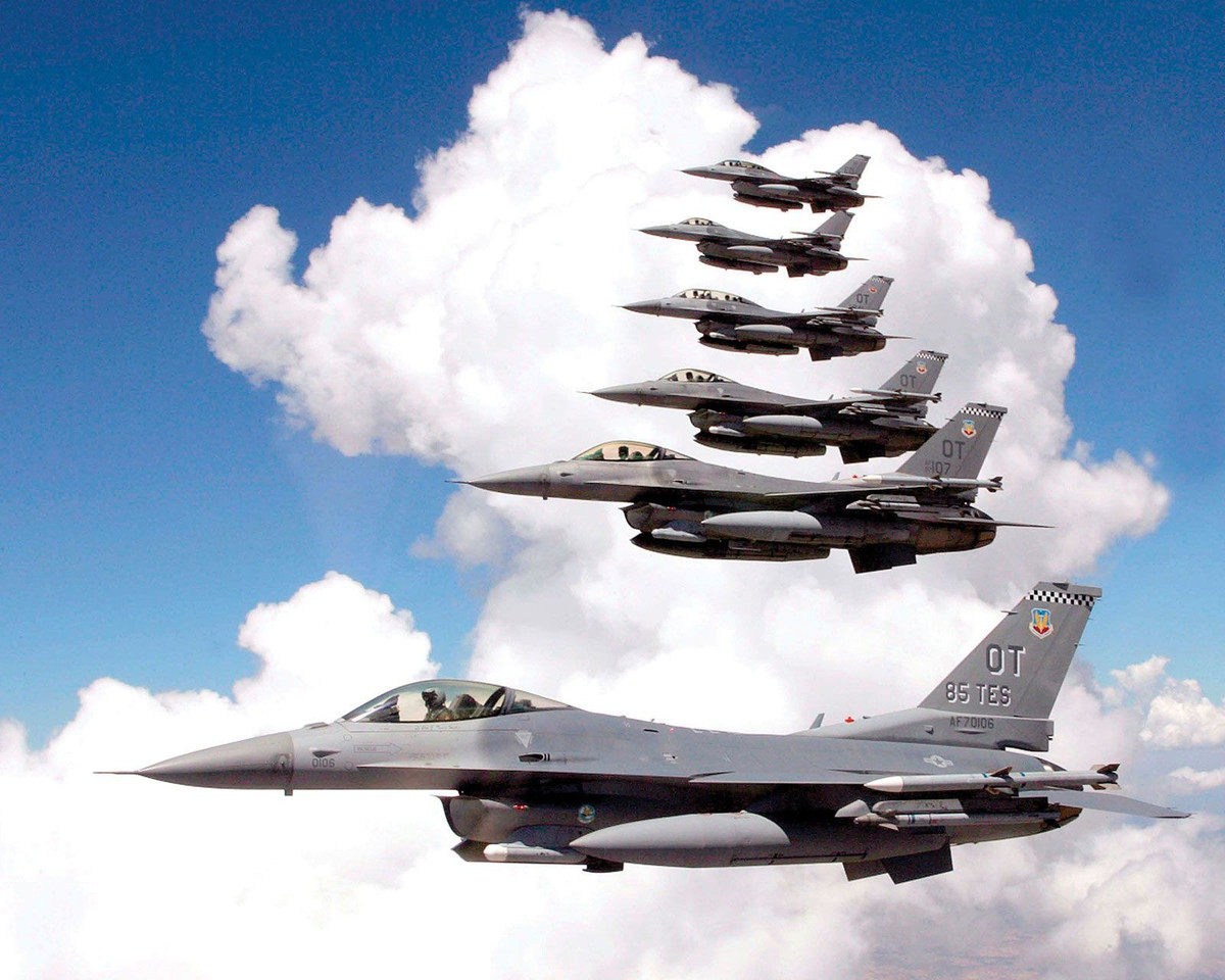 Sự linh hoạt và giá thành không quá cao là nguyên nhân dẫn tới thành công của F-16 trên thị trường xuất khẩu, hiện nó đang được sử dụng tại 24 quốc gia. Tính đến năm 2022, F-16 là chương trình máy bay lớn nhất của phương Tây với hơn 4.500 chiếc đã được chế tạo từ khi bắt đầu sản xuất năm 1976.